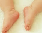 乳児の足先